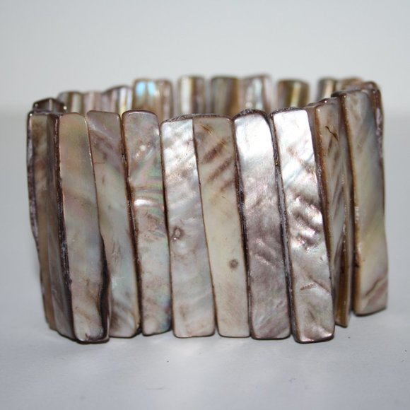 Beautiful natural shell bracelet 7"